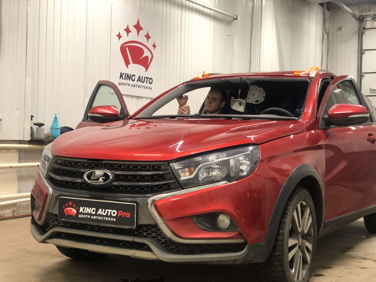 Lada Vesta Cross в боксе после замены лобового стекла