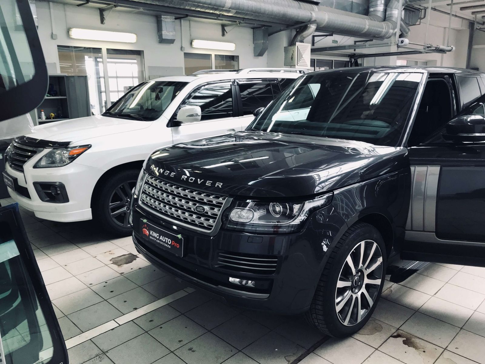 Range Rover и Lexus LX на замене стёкол в боксе