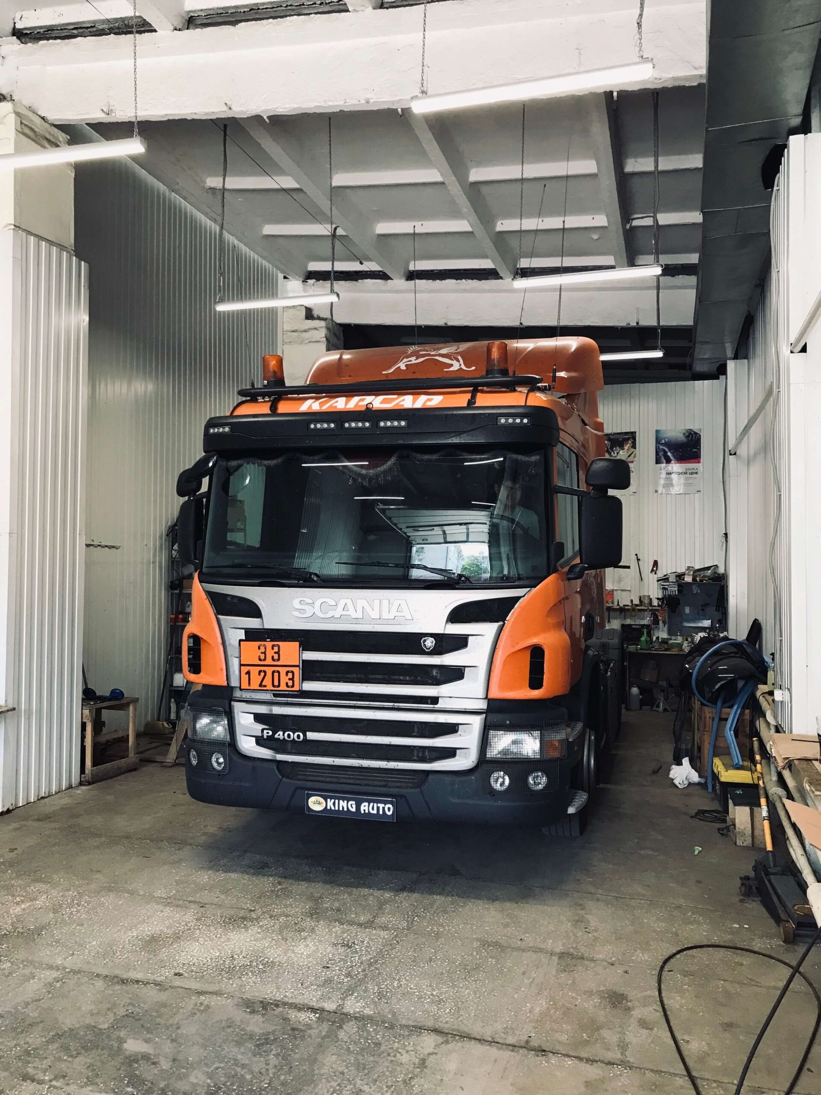 Грузовик Scania в тёплом боксе — высокие ворота пропускают грузовые