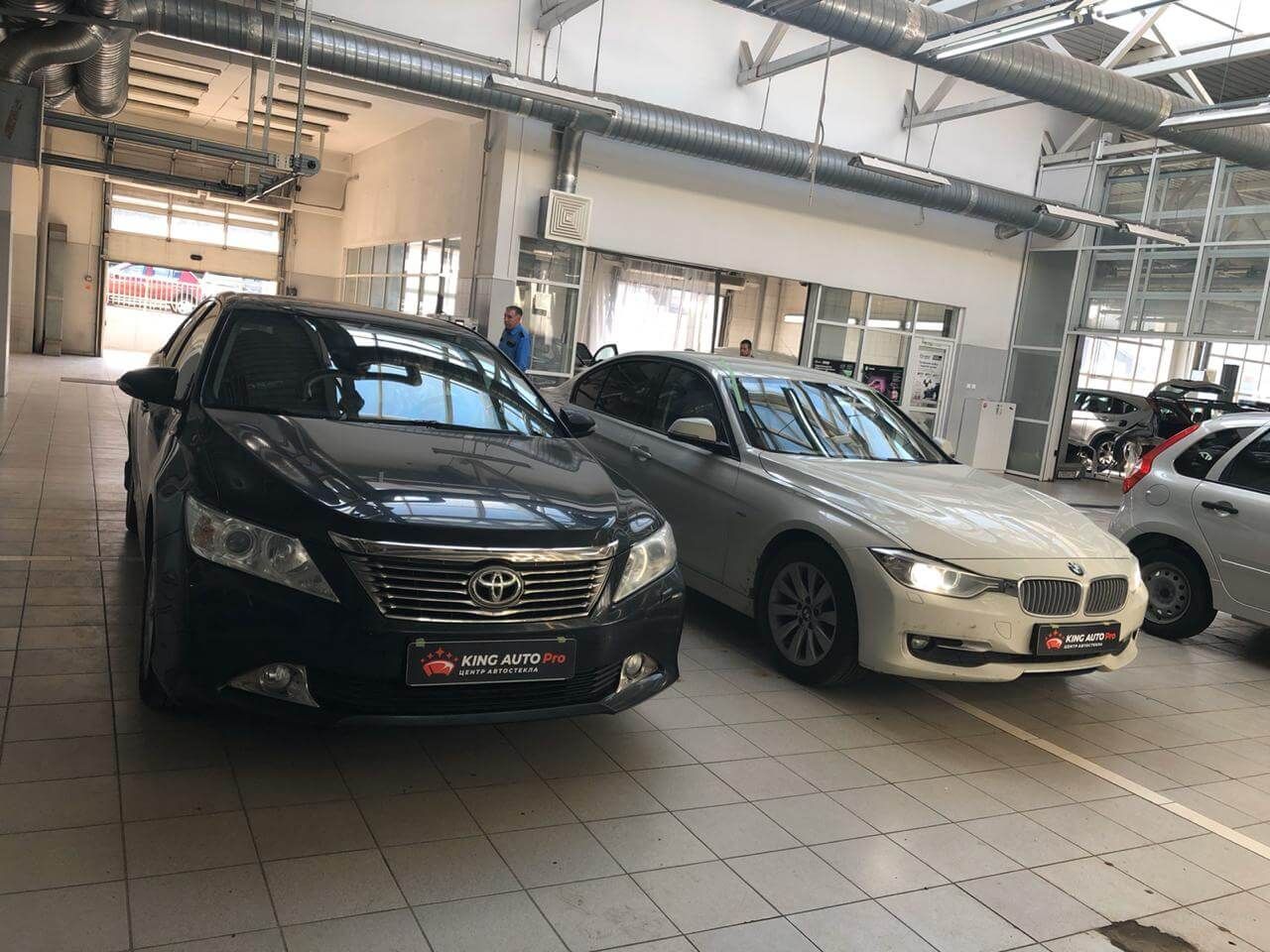 Toyota Camry и BMW в установочном центре
