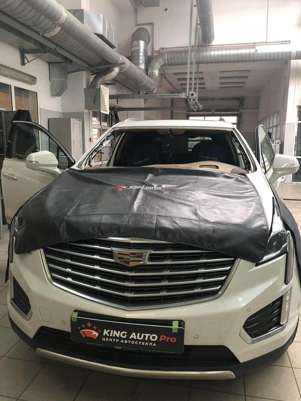 Белый кроссовер с рамкой номера KING AUTO Pro после замены стекла