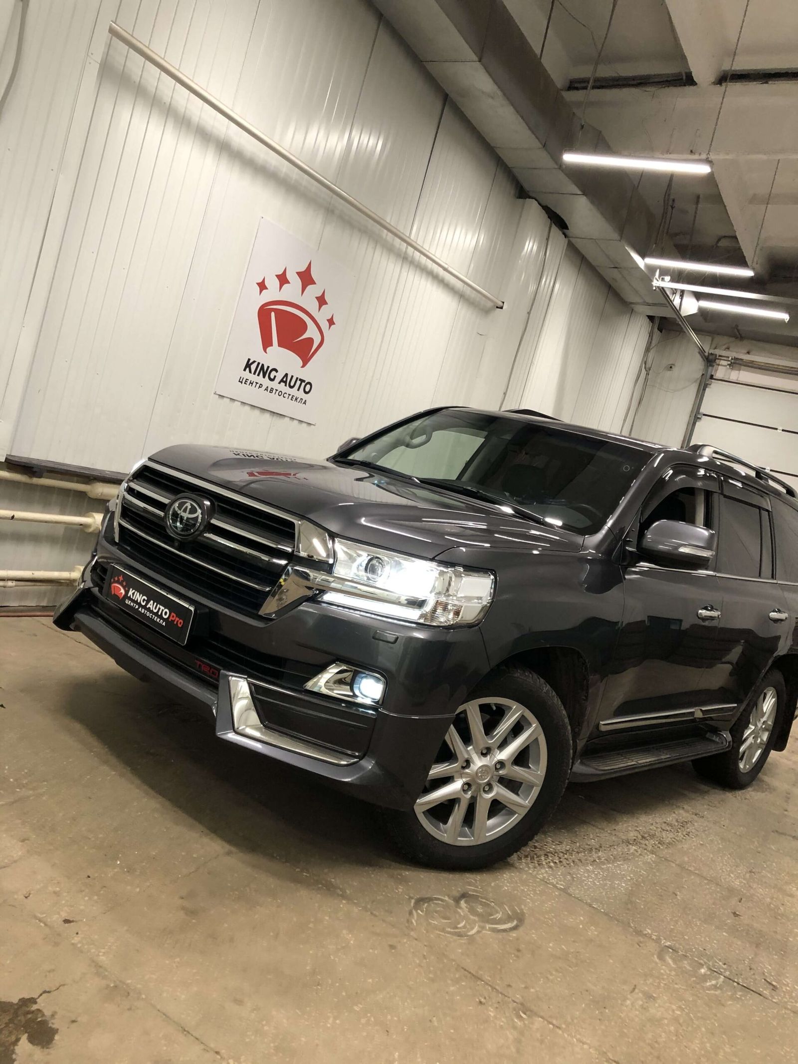 Toyota Land Cruiser 200 после замены лобового стекла