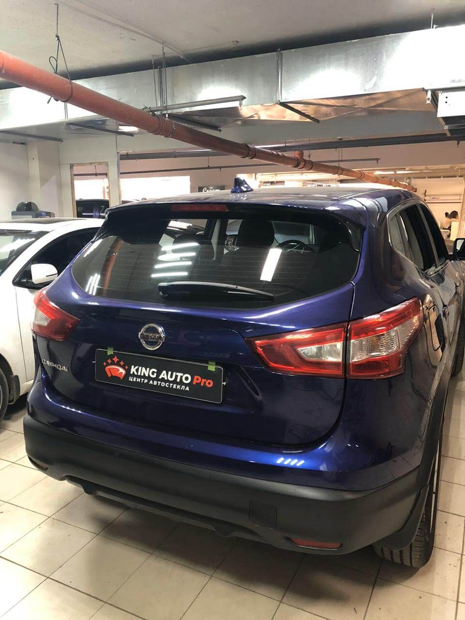 Синий Nissan Qashqai после замены заднего стекла
