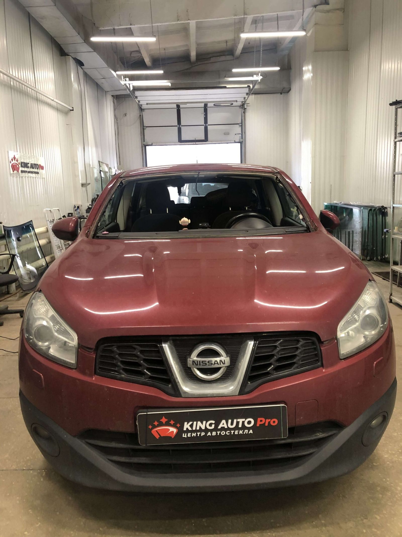 Красный Nissan Qashqai с рамкой номера KING AUTO Pro