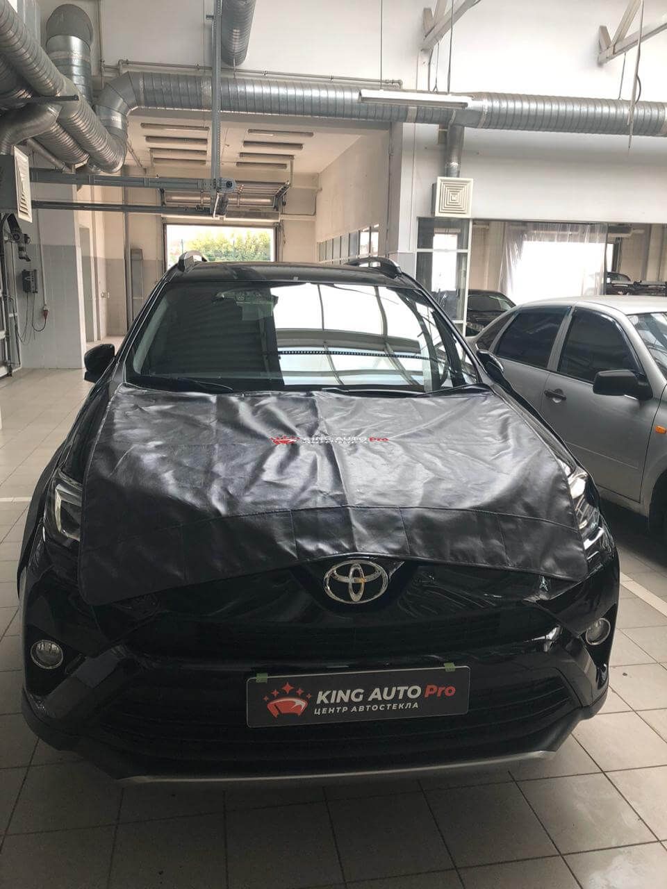 Toyota RAV4 с защитной накидкой — подготовка к замене лобового