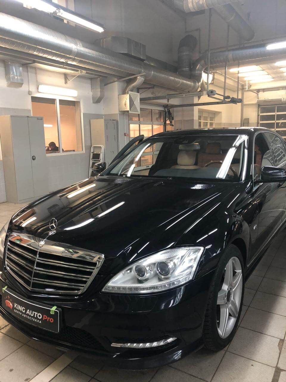 Mercedes S-класса после замены лобового стекла