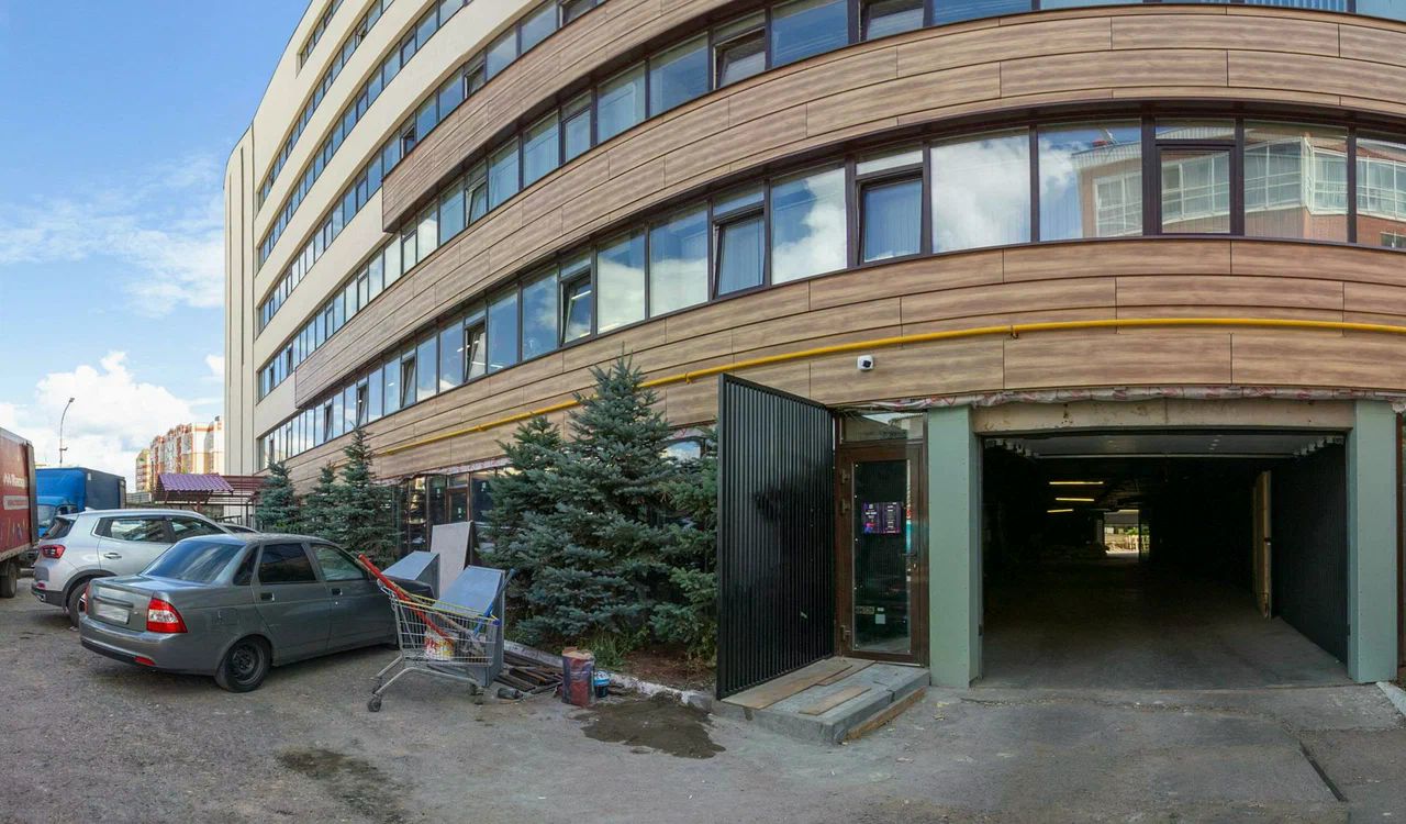 Въезд в паркинг здания на Седова, 24 к1 — установочный центр на 2 этаже