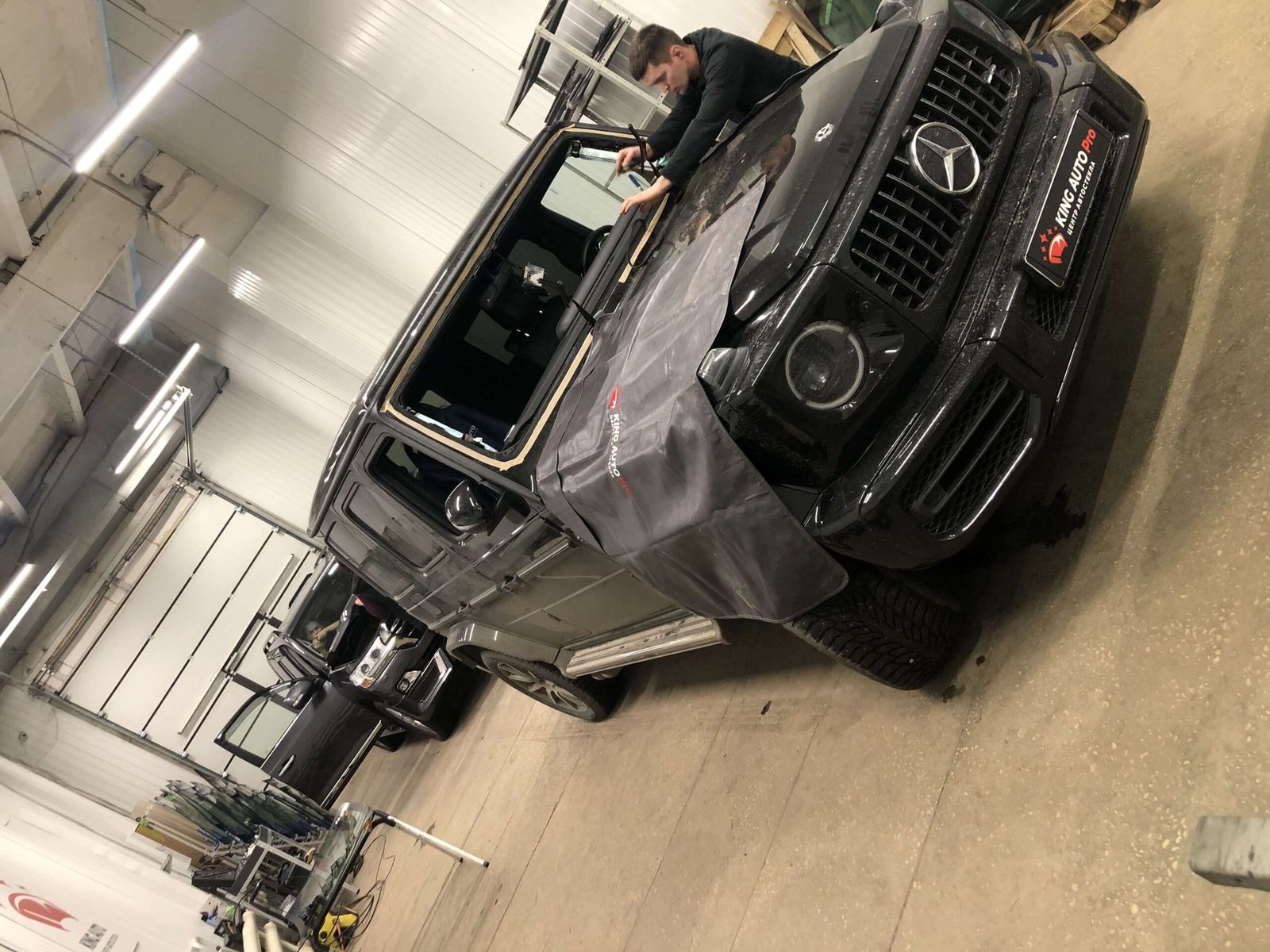 Mercedes G-класс с укрытым кузовом перед вклейкой стекла — вид сверху